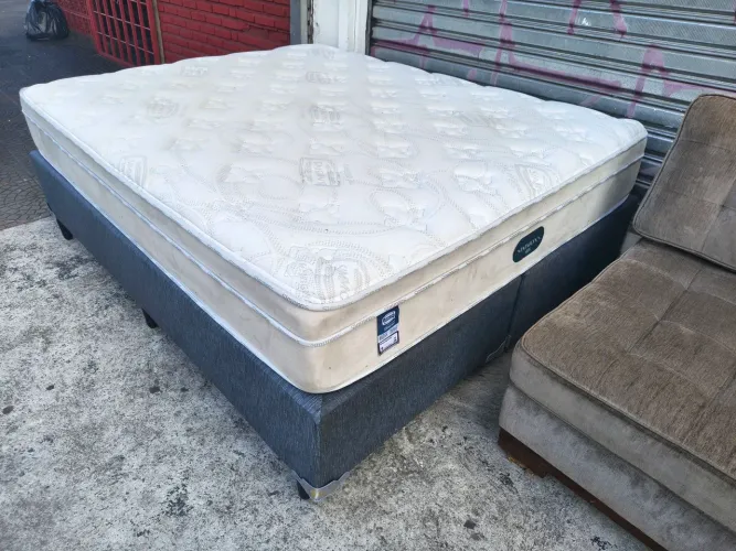 Cama box Queen bipartida com colchão Simmons Titanium Limited Edition