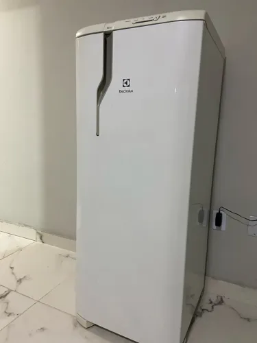 Geladeira Electrolux 240L RE31 - Funcionando Perfeitamente