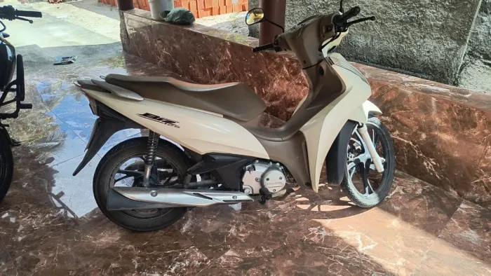 Moto Honda biz branca 5.00km rodados