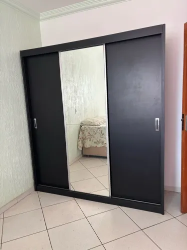 Guarda-roupas 3 portas com espelho ótimo estado