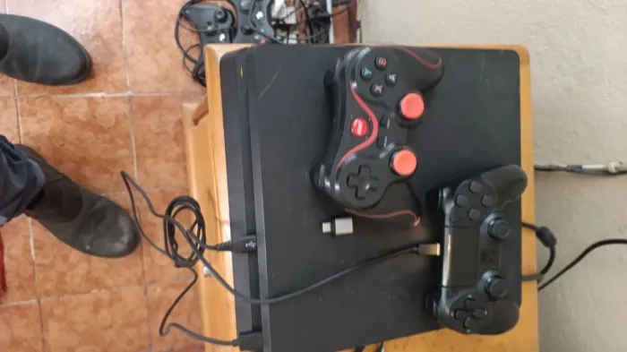 PS4 slim 1tb com 2 manetes, vendo ou troco em Android ou iPhone.
