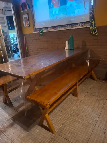 Mesa rústica com dois bancos 