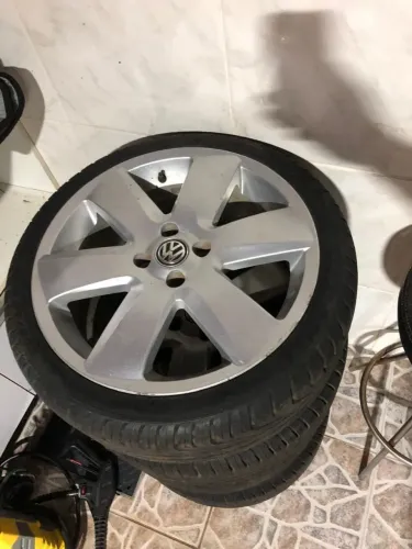 Jogo de rodas da Saveiro Surf aro 17", com pneus 90% de borracha, configuração 205/40/r17