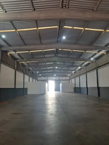 Galpao 750m2, escritórios, estacionamento, pode usar como galpao ou loja.