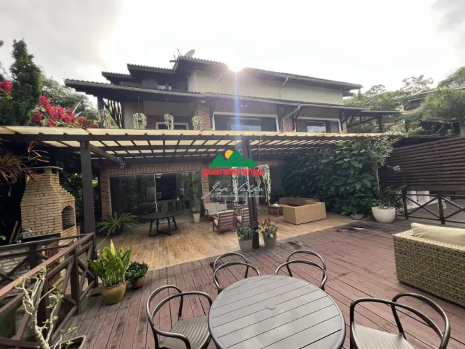 Casa triplex em condomínio de alto padrão em meio a natureza em Guaramiranga/CE.