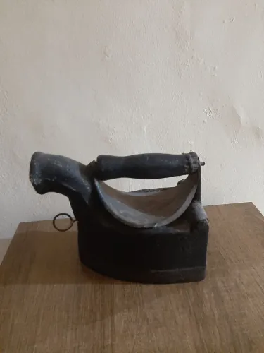 Ferro de passar antigo