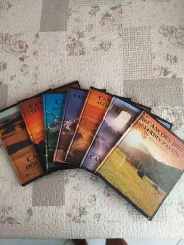 Vendo coleção de livros de Salmos, capa dura e páginas papel fotográfico.