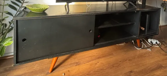 Rack Estilo retrô preto com pés palito
