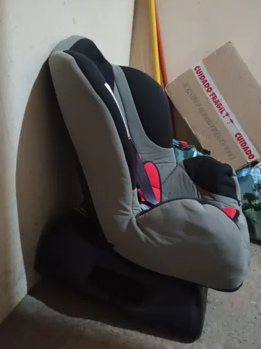 Cadeirinha infantil semi nova