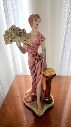 Estatueta de Mulher com leque, vestido e luvas