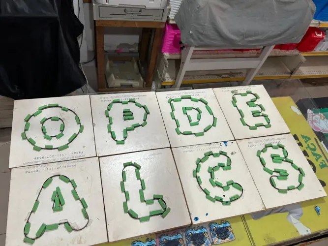 Faça corte e cinco letras do alfabeto