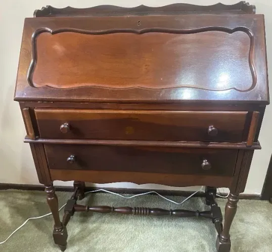 Escrivaninha Bureau Antiga em Madeira Maciça / Estilo Clássico
