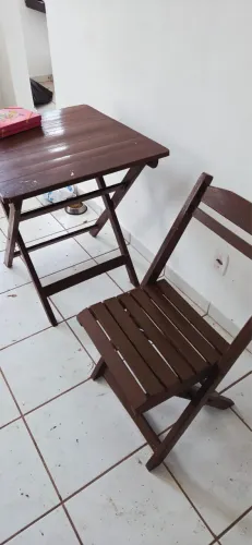 Mesa e cadeira de madeira 