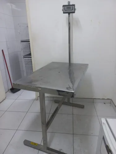 Mesa de atendimento com balança