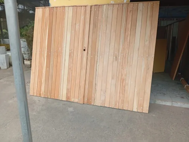 vendo portão fechado madeira cambará 2,70×2,00 de altura