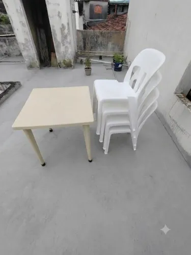 Mesa com 4 cadeiras plastico