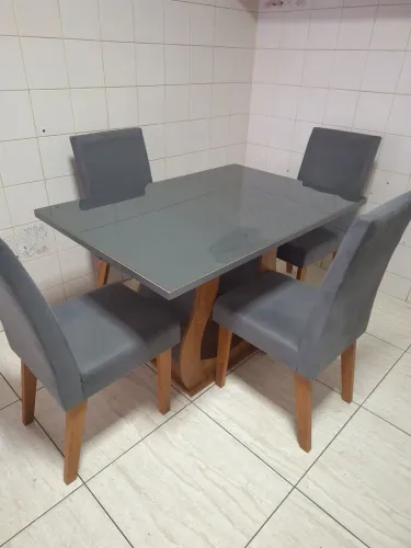 Mesa de Jantar 4 Lugares (Tampo de Vidro e Cadeiras Estofadas)