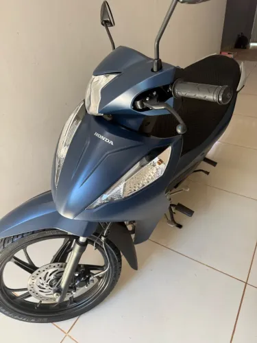 honda biz 2025 com apenas 2.300km rodados.