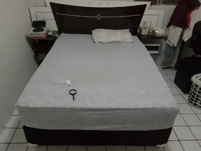 Cama box semi nova com colchão e espelho: R$ 1.600,00