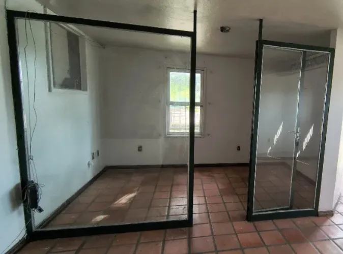 Divisórias de metal com porta e vidros