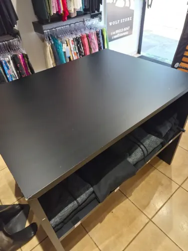 Mesa Expositora para Loja de Roupas
