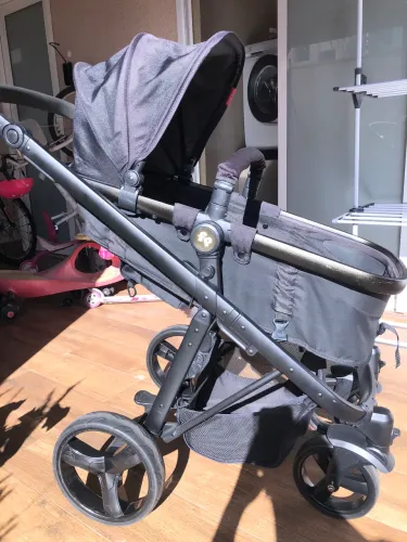 Carrinho de bebê com bebê conforto fisher price