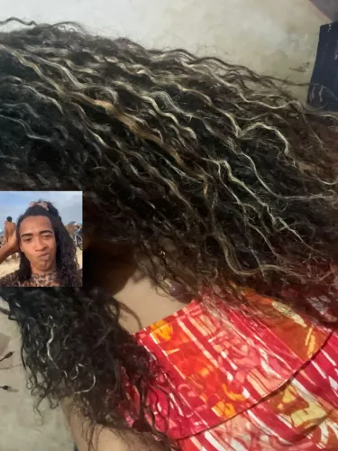 Vendo cabelo cacheado volumoso com luzes 