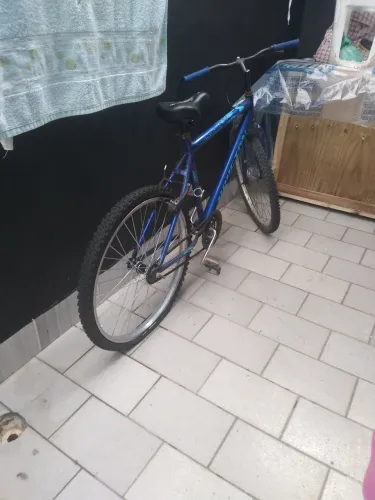 Vendo bicicleta aro 26 valor 350 ,está com pneus novos e calha traseira nova com rolamento