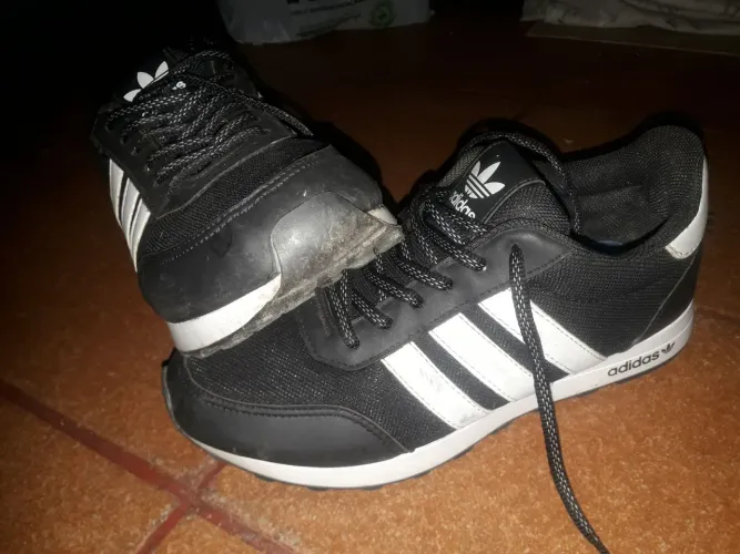 VENDO ESTE TÊNIS ADIDAS FEMININO N 36 /37 ESTA FILÉ PREÇO DE DESAPEGO BUSCA AQUI PAMPULHA 