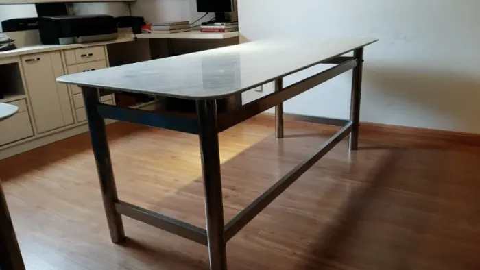 Mesa tampo de mármore Carrara.