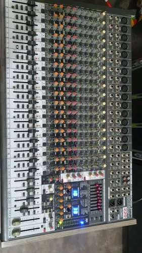 Mesa de som Behringer Eurodesk SX2442FX