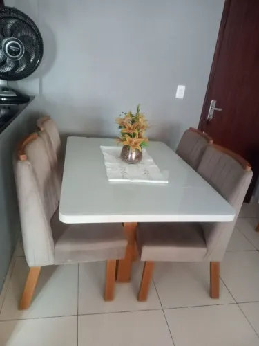 Mesa de jantar c/ quatro poltronas