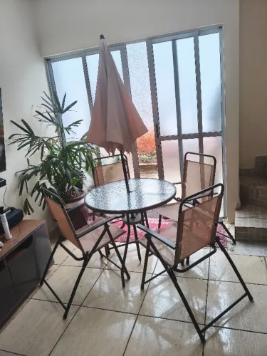 Conjunto para Jardim Mesa, 4 Cadeiras e Ombrelone