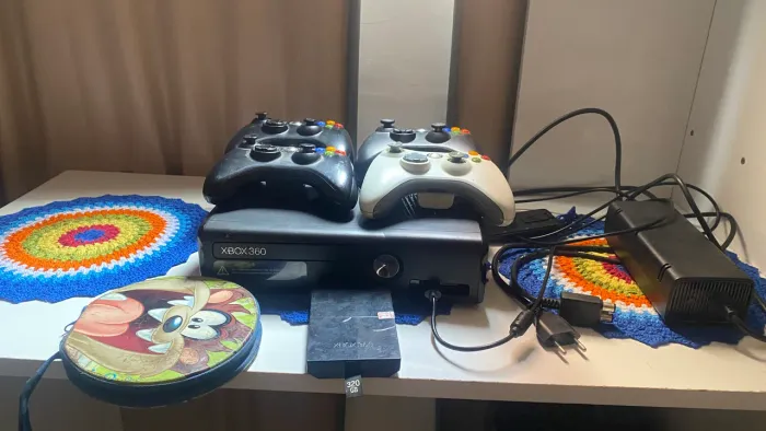 Vendo Xbox 360 Slim Desbloqueado Xploit/RGH + 4 Controles + HD 320GB + jogos em CD