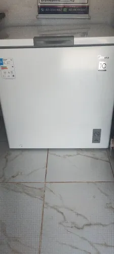 Vendo uma freezer Midea 198 l 10 anos de garantia sete meses de uso funcionando tudo per