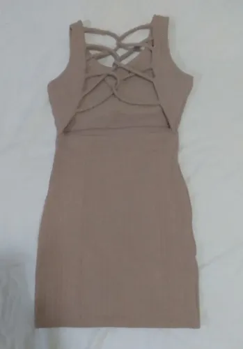 Vestido tubinho curto em malha canelada com bojo e costa trespassada