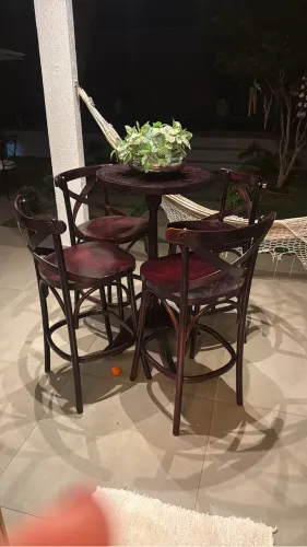 Bistrô de madeira com 4 banquetas