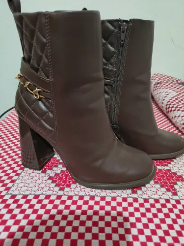 Vendo bota feminina