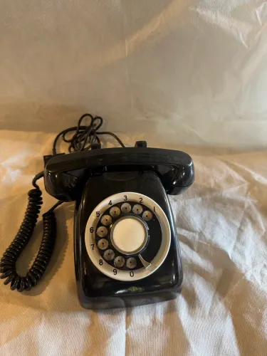 Telefone rotary preto vintage ,modelo de mesa da modernidade do meados do século