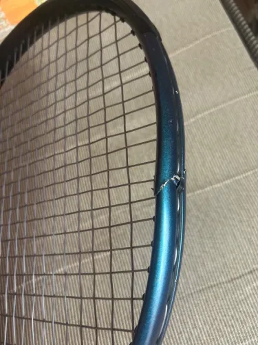 RAQUETE WILSON ULTRA V4 100L( com um pequeno defeito na cabeça dela)