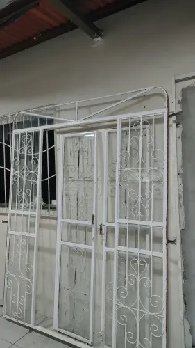 Vendo portão medindo 2.16 de altura por 1.70 de largura