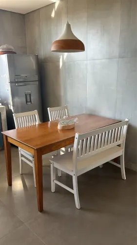Conjunto mesa e cadeiras