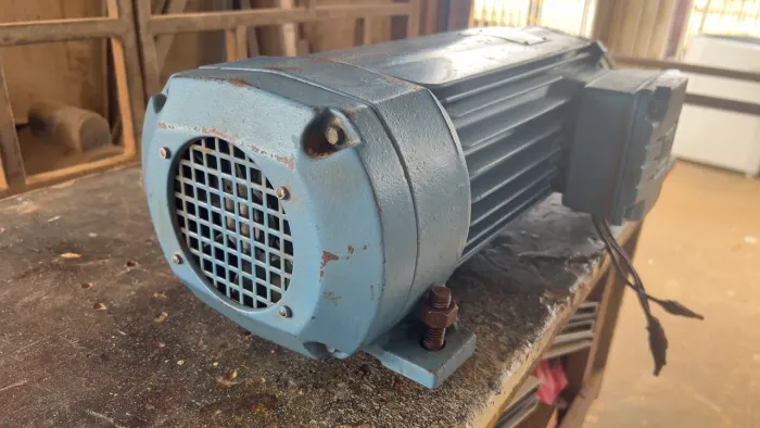 Motor elétrico trifásico
