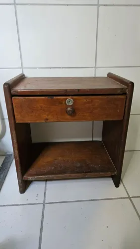Mesa de cabeceira de madeira