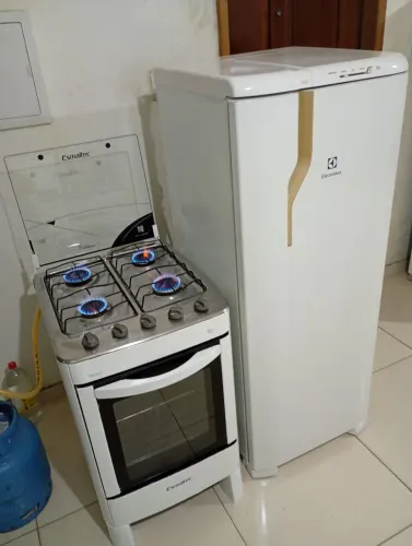 Geladeira Electrolux RE31 e Fogão Esmaltec. Entrego 