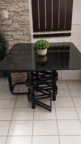 Mesa de vidro com cadeiras