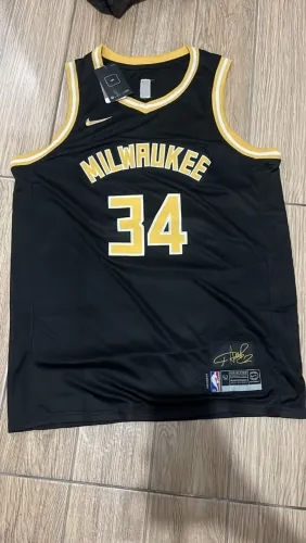 Camisa preta do Milwaukee Bucks, número 34 (do Giannis Antetokounmpo),