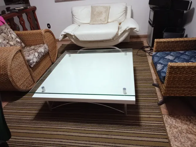 Mesa de centro pesa única maravilhosa c/ pés em alumínio e vidro temperado de 1 cm. 