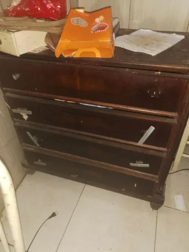Vende-se uma cômoda