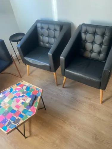 Par de Cadeiras/Poltronas Pretas Capitonê de Courvin/Couro Sintético Preto - Ideal p/ Sala
